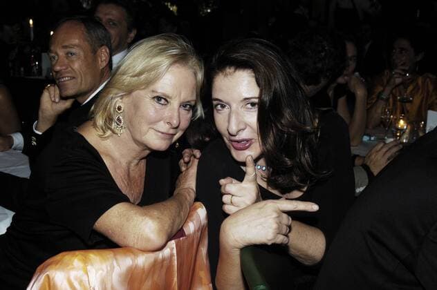 Eliette von Karajan (li., Witwe von Herbert von Karajan) mit der Künstlerin Marina Abramovic anlässlich einer Vernissage in Salzburg