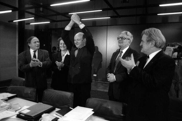 Oskar Lafontaine (li. Ministerpräsident Saarland), Herta Däubler-Gmelin (2.v.li., stellvertretende Bundesvorsitzende der SPD), Hans-Jochen Vogel (2.v.re., SPD-Bundesvorsitzender) und Johannes Rau (re., Ministerpräsident Nordrhein-Westfalen) gratulieren Walter Momper (alle Deutschland SPD) zu seiner Wahl zum regierenden Bürgermeister von Berlin im Abgeordnetenhaus der SPD in Berlin