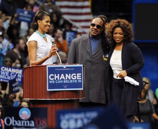 Michelle Obama (li., Ehefrau von Barack Obama), Sänger Stevie Wonder und Moderatorin Oprah Winfrey auf einer Wahlkampfveranstaltung für Präsidentschaftskandidat Barack Obama in Los Angeles  LAP2008020319