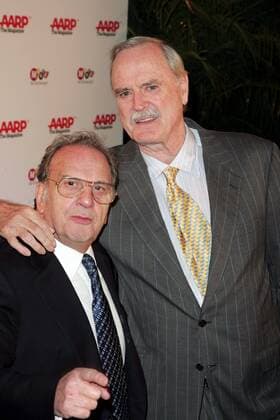 Drehbuchautor Ronald Harwood (li.) und Schauspieler John Cleese anlässlich der 7th Annual Movies For Grownups Awards 2008 des AARP Magazines in Los Angeles