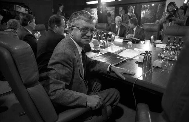 Rudolf Seiters (Deutschland CDU Bundesminister für besondere Aufgaben Chef Bundeskanzleramt) anlässlich der ersten Fraktionssitzung der Regierungsfraktion nach der Kabinettsneubildung in Bonn