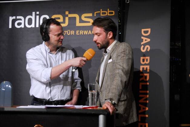 Moderator Knut Elstermann (li.) und Schauspieler Lucas Gregorowicz während der Radio Eins Sendung - Berlinale Nighttalk - anlässlich der 58. Internationalen Filmfestspiele in Berlin