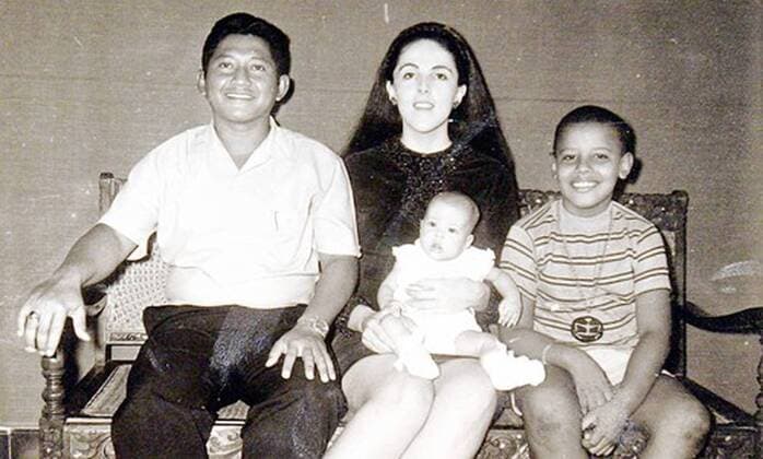 Barack Hussein Obama (re.) zusammen mit Mutter Ann, Stiefvater Lolo Soetoro und Halbschwester Maya Soetoro in Jakarta -  WAX20080220707