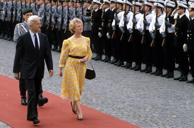 Bundespräsident Richard von Weizsäcker (li., Deutschland CDU) empfängt Präsidentin Vigdis Finnbogadottir (Island) in Bonn