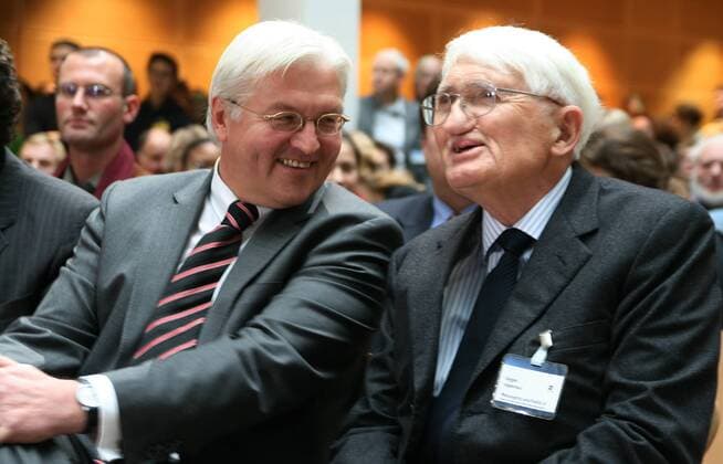 Frank-Walter Steinmeier (li., Deutschland SPD Bundesaußenminister) und Jürgen Habermas (re., Philosoph) anlässlich einer Veranstaltung des SPD-Kulturforums in München