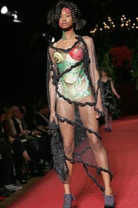 Model präsentiert eine Kreation aus der Herbst-Winter 2008 2009 Kollektion von Vivienne Westwood anlässlich der Pret-a-porter Modewoche in Paris -  (PAR20080225204)