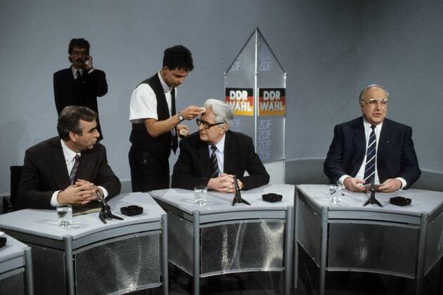 Letzte Vorbereitung zur ARD ZDF-Sendung - Bonner Runde - anlässlich der Volkskammerwahl in der DDR mit (v.l.n.r.) Theo Waigel (Deutschland CSU Parteivorsitzender), Hans-Jochen Vogel (Deutschland SPD Parteivorsitzender) und Helmut Kohl (Deutschland CDU Parteivorsitzender und Bundeskanzler) in Bonn