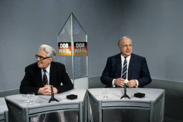 ARD ZDF-Sendung - Bonner Runde - anlässlich der Volkskammerwahl in der DDR mit Hans-Jochen Vogel (li., Deutschland SPD Parteivorsitzender) und Helmut Kohl (Deutschland CDU Parteivorsitzender und Bundeskanzler) in Bonn