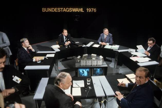 Spitzenkandidaten der Parteien anlässlich einer Fernsehdiskussion zur Bundestagswahl 1976 (2. Reihe, v.l.n.r.): Helmut Schmidt (Deutschland SPD Bundeskanzler), Hans-Dietrich Genscher (Deutschland FDP Bundesaußenminister), Helmut Kohl (Deutschland CDU Kanzlerkandidat und Ministerpräsident Rheinland-Pfalz) und Franz-Josef Strauß (Deutschland CSU Parteivorsitzender)