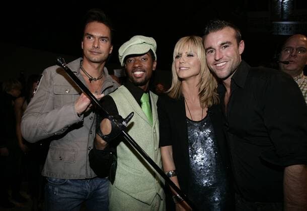 V.l.n.r.: Model Marcus Schenkenberg, Musiker Dr. Stay Dry, Model Heidi Klum und Modedesigner Philipp Plein anlässlich der Philipp Plein Fashion Show in Barcelona während der TV-Aufzeichnung von Germanys Next Topmodel 2008