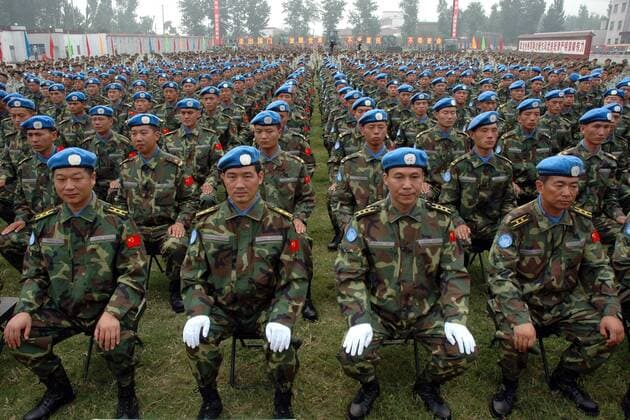Soldaten und Offiziere der chinesischen UN-Friedenstruppe im Sudan (UNMIS) anlässlich der Feierlichkeiten zur Gründung einer neuen Pioniereinheit in Jiaozuo - 