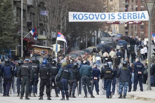 Soldaten der UNMIK bewachen eine Demonstration nationalistischer Serben in Mitrovica 