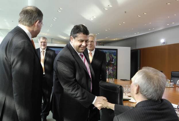 V.l.n.r.: Franz Josef Jung (Deutschland CDU Bundesverteidigungsminister), Horst Seehofer (Deutschland CSU Bundeslandwirtschaftsminister), Sigmar Gabriel (Deutschland SPD Bundesumweltminister), Michael Glos (Deutschland CSU Bundeswirtschaftsminister) und Wolfgang Schäuble (Deutschland CDU Bundesinnenminister) begrüßen sich vor der 97. Sitzung des Bundeskabinetts in Berlin