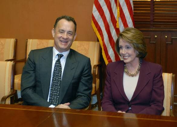 Schauspieler Tom Hanks und Nancy Pelosi (USA Demokraten Sprecherin Repräsentantenhaus) während eines Pressetermins zur HBO-Fernsehserie - John Adams - in Washington DC -  - WAP2008030706