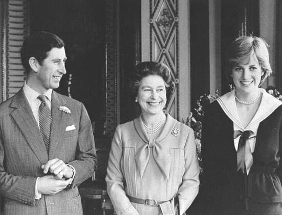 Prinz Charles von Wales (li., Großbritannien), seine Verlobte Lady Diana Spencer (re., Großbritannien) und Königin Elizabeth II (Großbritannien) in London  (ARXBRF19810327131)