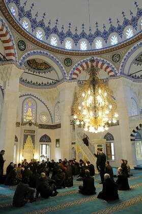 Besucher in der Sehitlik Moschee in Berlin Neukölln