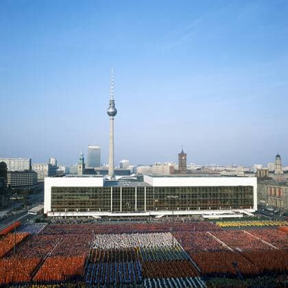 Parade zum X. Parteitag der SED vor dem Palast der Republik in Berlin Ost