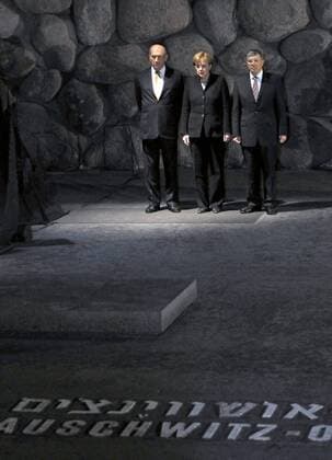 Premierminister Ehud Olmert (li., Israel), Bundeskanzlerin Angela Merkel (Deutschland CDU) und Avner Shalev (Direktor Yad Vashem) in der Holocaust-Gedenkstätte Yad Vashem in Jerusalem  JER2008031704