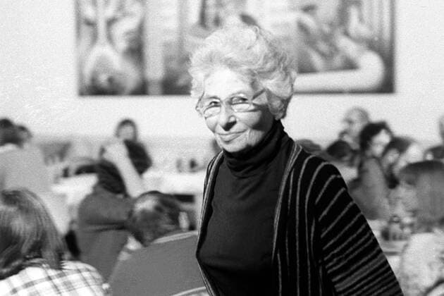 Schriftstellerin Ruth Werner während einer Lesung im Rahmen der Aktion - Schriftsteller für den Frieden - des Berliner Schriftstellerverbandes im VEB Berlin Chemie in Berlin Ost