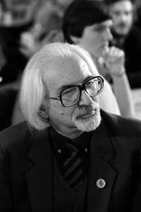 Schriftsteller Jan Koplowitz während einer Lesung im Rahmen der Aktion - Schriftsteller für den Frieden - des Berliner Schriftstellerverbandes im VEB Berlin Chemie in Berlin Ost