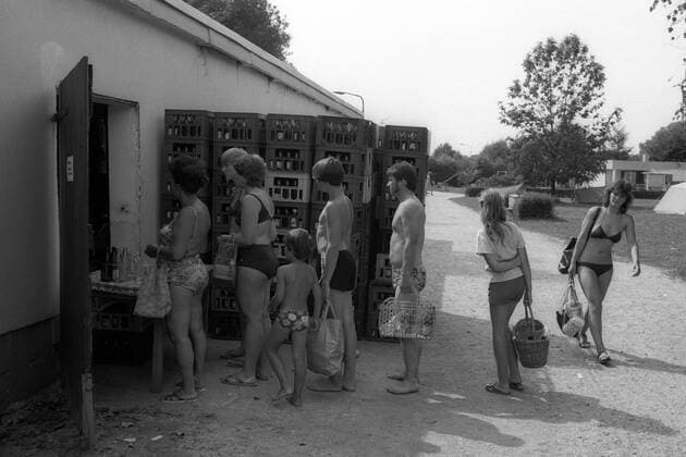 Campingurlauber warten am Getränkestützpunkt auf dem Zeltplatz in Radeburg