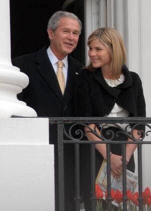 Präsident George W. Bush (USA) mit Tochter Jenna anlässlich des alljährlichen - White House Easter Egg Roll - in Washington D.C. -  (WAP2008032410)