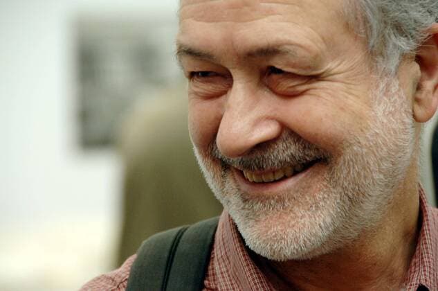 Künstler Hans Haacke in seiner Ausstellung - Kein schöner Land - Weil sie nicht deutsch aussahen - in der Akademie der Künste in Berlin