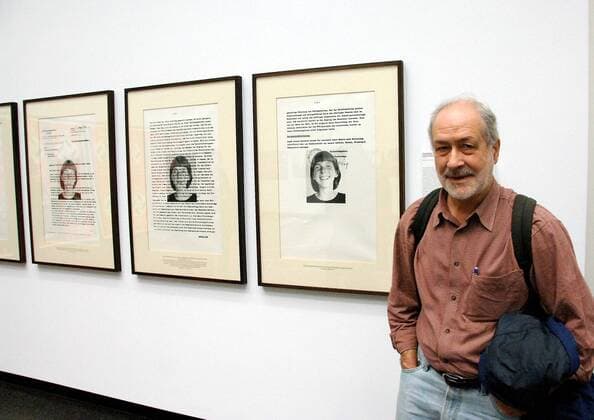 Künstler Hans Haacke in seiner Ausstellung - Kein schöner Land - Weil sie nicht deutsch aussahen - in der Akademie der Künste in Berlin