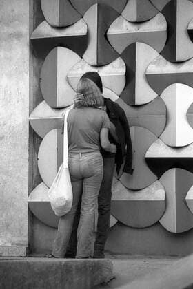 Liebespärchen vor einer 70er Jahre Hausfassade in Halle-Neustadt - DDR