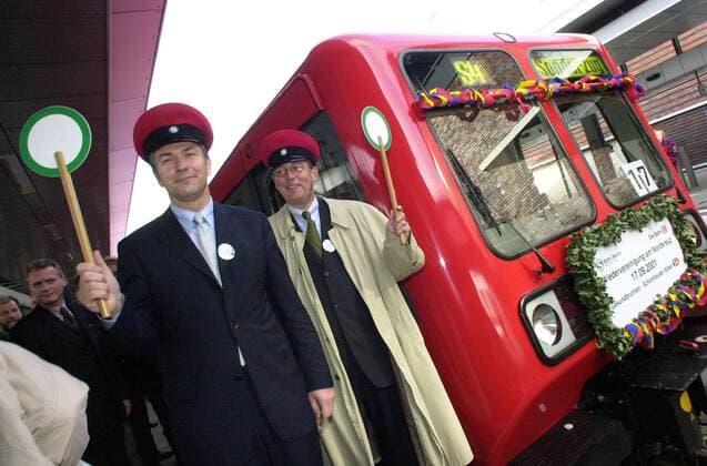Klaus Wowereit (li., Deutschland SPD Regierender Bürgermeister Berlin) und Peter Strieder (Deutschland SPD Senator für Stadtentwicklung) anlässlich des ersten S-Bahn Zuges nach Schönhauser Allee seit 40 Jahren auf dem Bahnhof Gesundbrunnen in Berlin