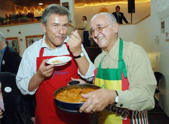 Klaus Wowereit (li., Deutschland SPD Regierender Bürgermeister Berlin) kocht mit Fernsehmoderator Alfred Biolek anlässlich einer Veranstaltung des Fördervereins Morus 14 in Berlin
