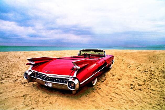 Roter Cadillac Eldorado Biarritz an einem Strand - USA