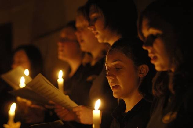 Jugendchor der Evangelischen Luthergemeinde Karlsruhe singt im Kerzenlicht in der Osternacht in Karlsruhe