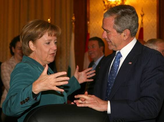 Präsident George W. Bush (USA) und Bundeskanzlerin Angela Merkel (li., Deutschland) während des Nato-Gipfels in Bukarest -  - BUC2008040405