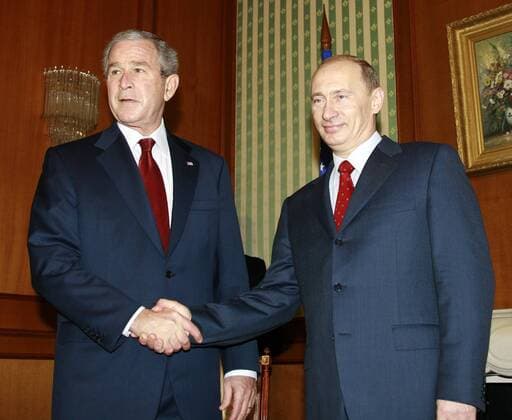 Präsident George W. Bush (li., USA) und Präsident Wladimir Putin (Russland) während eines Treffens in Sochi  (SOC2008040604)