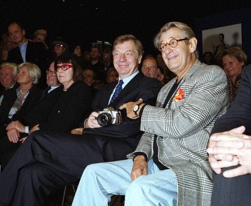 Fotograf Helmut Newton (re.) und Eberhard Diepgen (2.v.re., Deutschland CDU Regierender Bürgermeister von Berlin) während einer Veranstaltung zu Newtons 80. Geburtstag in der Nationalgalerie Berlin
