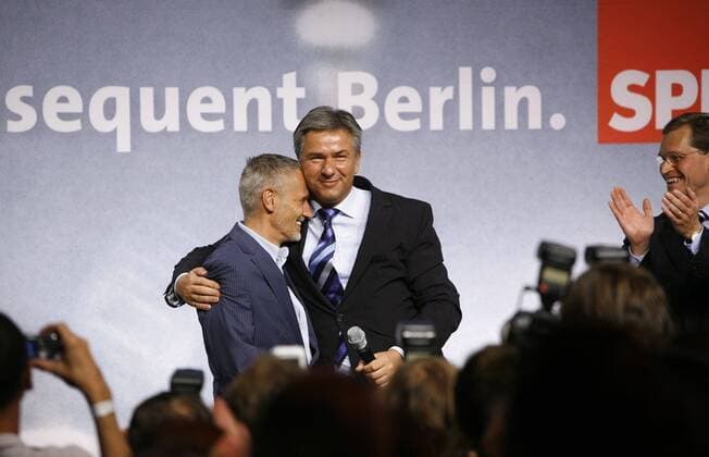 Klaus Wowereit (Deutschland SPD Regierender Bürgermeister von Berlin) neben seinem Lebensgefährten Jörn Kubicki (li.) anlässlich der Wahl des Berliner Abgeordnetenhauses in Berlin