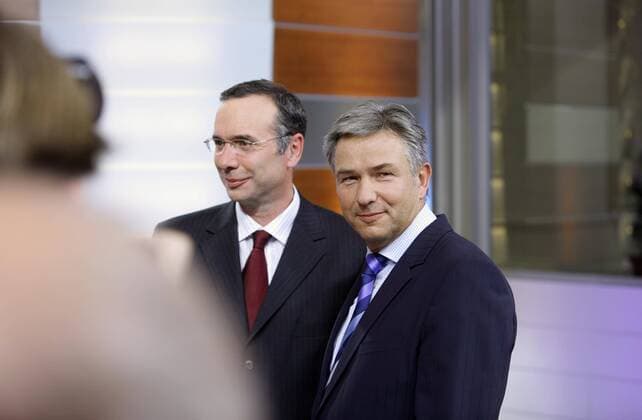 Klaus Wowereit (re., Deutschland SPD Bürgermeister Berlin) und Harald Wolf (Deutschland PDS Wirtschaftssenator Berlin) im ZDF Studio anlässlich der Wahl des Berliner Abgeordnetenhauses in Berlin
