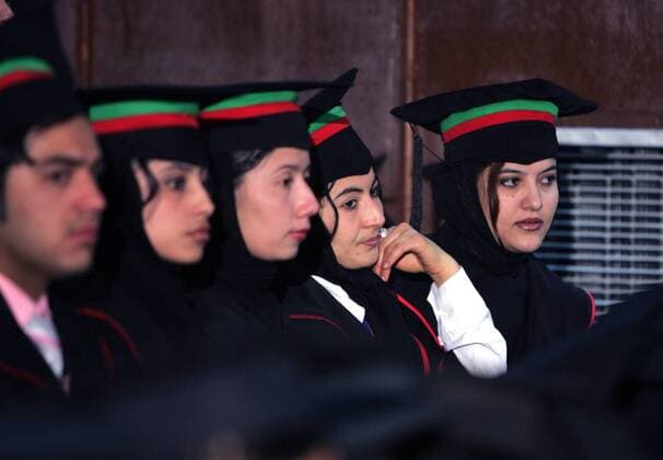 Absolventen bei der Abschlussfeier an der Universität in Kabul - 