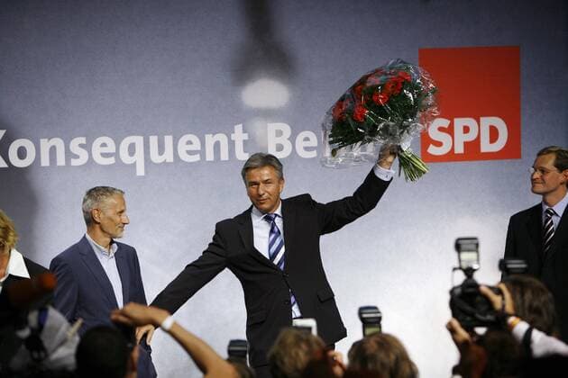 Regierender Bürgermeister Klaus Wowereit (Mitte, Deutschland SPD) mit seinem Lebensgefährten Jörn Kubicki (li.) und Michael Müller (Deutschland SPD Fraktionsvorsitzender) in Berlin