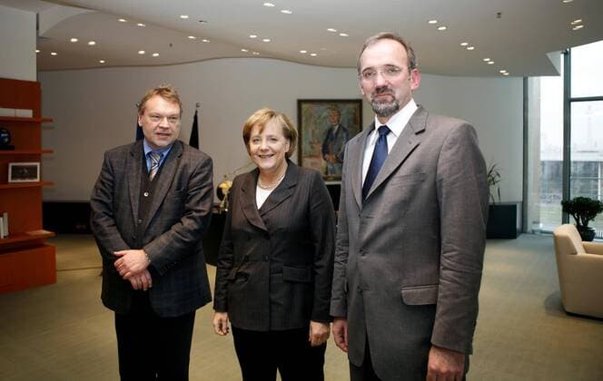 Journalist Günther Nonnenmacher (li.), Bundeskanzlerin Angela Merkel (Deutschland CDU) und Journalist Berthold Kohler im Bundeskanzleramt in Berlin