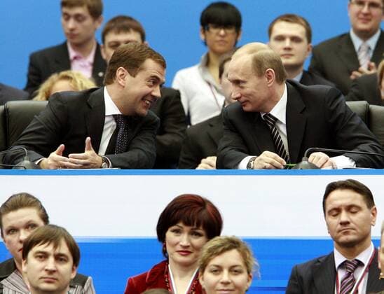 Präsident Wladimir Putin (re.) und der designierte Präsident Dmitry Medvedev (beide Russland Einiges Russland) anlässlich des Parteitages in Moskau -  MOS2008041503