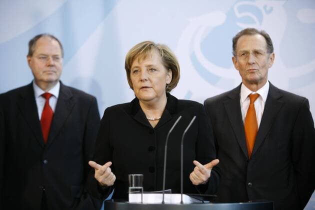 Finanzminister Peer Steinbrück (li., Deutschland SPD), Bundeskanzlerin Angela Merkel (Deutschland CDU) und Bert Rürup (Vorsitzender SVR) anlässlich der Vorstellung des SVR-Jahresgutachtens in Berlin