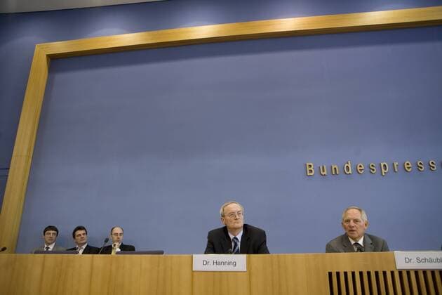 Innenminister Wolfgang Schäuble (re., Deutschland CDU) und Staatssekretär August Hanning während der Bundespressekonferenz in Berlin