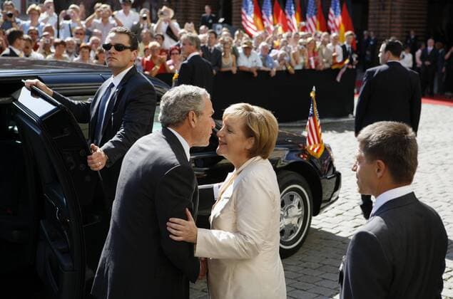 Präsident George W. Bush (USA), Kanzlerin Angela Merkel (Deutschland CDU) und Ehemann Joachim Sauer (re.) während eines Staatsbesuchs in Stralsund