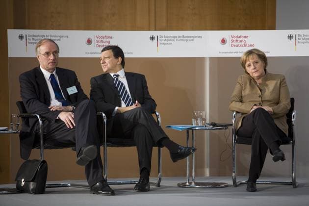 Bundeskanzlerin Angela Merkel (Deutschland CDU) neben Jose Manuel Barroso (Mitte, Portugal Präsident Europäische Kommission) und Dr. Wilhelm Krull (li., Generalsekretär der Volkswagen Stiftung) anlässlich des Symposiums - Integration durch Bildung im 21. Jahrhundert - im Auswärtigen Amt in Berlin