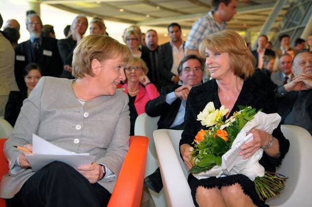 Bundeskanzlerin Angela Merkel (li., Deutschland CDU) und Schauspielerin Senta Berger beim Ersten Kultursalon der CDU CSU im Deutschen Reichstag in Berlin
