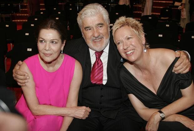 Schauspieler Mario Adorf mit Schauspielerin Hannelore Elsner (li.) und Regisseurin Doris Dörrie anlässlich des Deutschen Filmpreises in Berlin