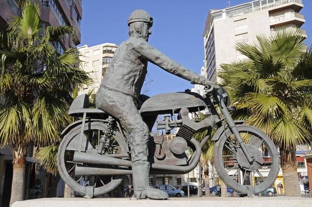 Skulptur des Motorradfahrers Umberto Masetti in Valencia (iblbab00761544)