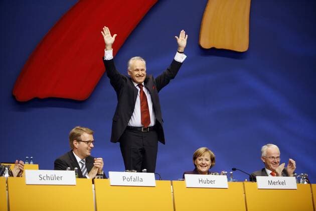 V.l.n.r.: Ronald Pofalla (Deutschland CDU Generalsekretär), Erwin Huber (Deutschland CSU-Parteivorsitzender), Bundeskanzlerin Angela Merkel (Deutschland CDU) und Jürgen Rüttgers (Deutschland CDU Ministerpräsident Nordrhein-Westfalen) auf dem 21. CDU-Parteitag in Hannover